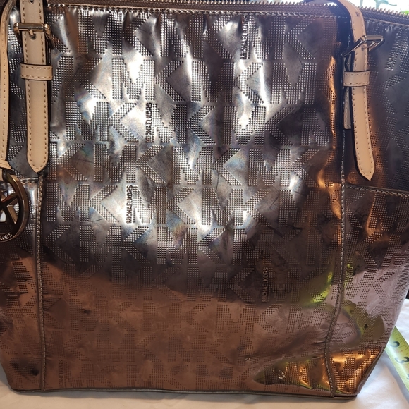 Michael Kors Metallic bag. - Picture 4 of 7